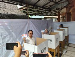 Salurkan Hak Pilihnya, Walikota Banjarmasin Bersama Istri dan Anak Mencoblos di TPS 01 Pemurus Dalam