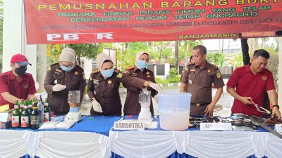 Kejari Banjarmasin Bakar dan Blender Barang Bukti 211 Perkara Inkrah