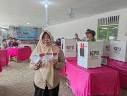 Pj Bupati Tabalong Menyalurkan Hak Pilihnya di TPS 08 Sulingan RT 09