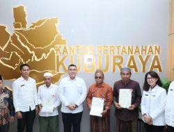 Kunjungi Kantah Kabupaten Kubu Raya, Wamen ATR/Waka BPN Serahkan Tiga Sertipikat Wakaf