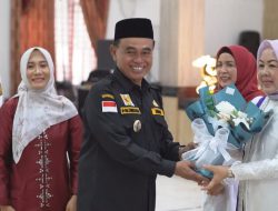 Hari Ibu ke-96, Bupati Zairullah Serahkan Buket Bunga Kepada Tiga Perempuan Inspiratif