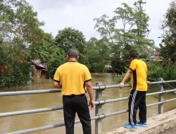 Debit Air Sungai Barabai Naik, Kapolres HST Lakukan Pemantauan