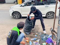 Mapala Uniska Bantu Bersihkan Sampah Pasca Momen 5 Rajab di Sekumpul Martapura