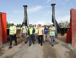 Gubernur Muhidin Tinjau Proyek Jembatan Batulicin-Kotabaru, Pastikan Progres Sesuai Target