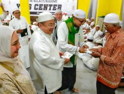 Kerukunan Keluarga Bakumpai Pusat Gelar Isra Mi’Raj, Sekaligus Serahkan Uang Saku Peserta Ziarah dan Umroh
