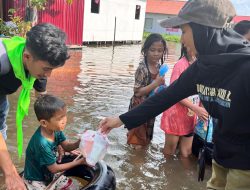 Mapala Uniska Bagikan Ratusan Bingkisan Makanan untuk Anak-Anak Terdampak Banjir di Kalsel