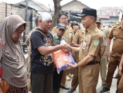 Sekda Serahkan Bantuan Korban Kebakaran Gang PLN Simpang Empat