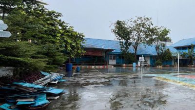 Angin Kencang Terjang Atap SMAN 2 Banjarmasin