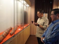 Sambangi Wisata Religi dan Kebudayaan di Banjarmasin, Menbud RI Terpukau dengan Museum Kayuh Baimbai