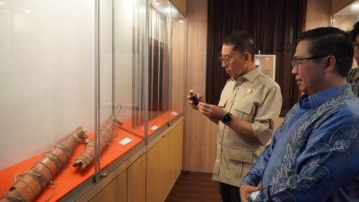 Sambangi Wisata Religi dan Kebudayaan di Banjarmasin, Menbud RI Terpukau dengan Museum Kayuh Baimbai
