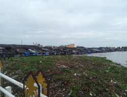 Tumpukan Pampangan Tutup Arus Transportasi Air di Bawah Jembatan Pasar Lama