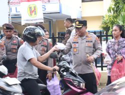 Berbagi Takjil di Banjarmasin, Kapolresta Sampaikan Pesan Kamtibmas