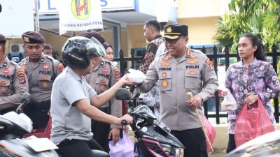 Berbagi Takjil di Banjarmasin, Kapolresta Sampaikan Pesan Kamtibmas