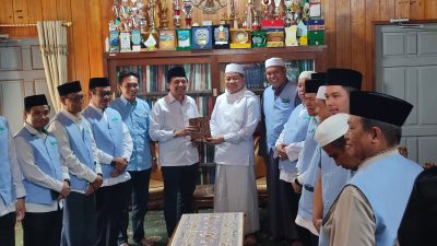 Hasnuryadi Sulaiman Serahkan Bantuan Takmil Ramadan ke Pengurus Masjid Sabilal Muhtadin