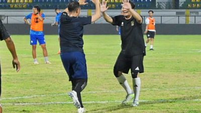 Bang Hasnur dan Bupati Banjar Gelar Fun Game Sepak Bola Usai Laga Barito Putera