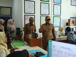 Bupati Kotabaru Kunjungi Disdukcapil untuk Tinjau Pelayanan Publik
