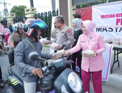 Gandeng Bhayangkari, Kapolresta Banjarmasin Berbagi Takjil dan Gencar Sosialisasi Hotline 110