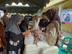 Di Cuaca Cukup Terik, Warga Desa Lampihong Kanan Tertib Berbelanja di Pasar Murah