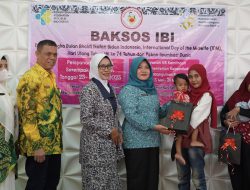 Peringati HUT ke 75 IBI, Ketua TP PKK berikan Imunisasi Kepada Balita