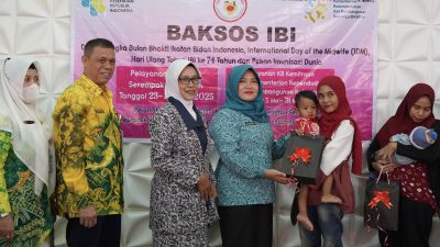 Peringati HUT ke 75 IBI, Ketua TP PKK berikan Imunisasi Kepada Balita