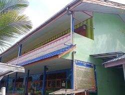 Kekurangan Ruang Kelas, Siswa SDN Karang Mekar 1 Belajar Bergantian