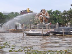 Selama Libur Panjang Lebaran, Air Mancur Patung Bekantan Dimaksimalkan
