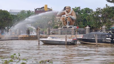 Selama Libur Panjang Lebaran, Air Mancur Patung Bekantan Dimaksimalkan