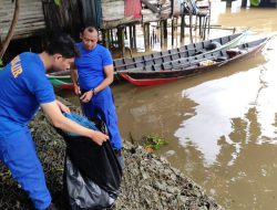 Wujud Peduli Lingkungan, Satpolairud Polresta Banjarmasin Gelar Aksi Bersih-bersih Sungai Barito