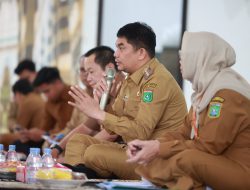 Perbaikan Kantor Bupati, Bang Arul Pimpin Rapat Koordinasi Camat di Ruang Terbuka