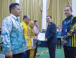Tingkatkan Motivasi Kerja, Wali Kota Aditya Serahkan Langsung SK Kenaikan Pangkat