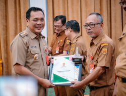 Aditya Serahkan DPA dan Penghargaan Inovasi dalam Rapat Koordinasi SKPD Januari 2025