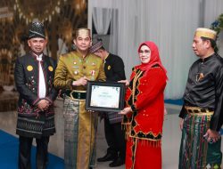 Bupati Tanah Bumbu Andi Rudi Latif Serahkan Penghargaan AKIP 2024 Kepada SKPD Berprestasi