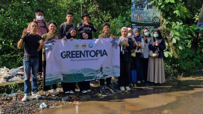 Mahasiswa ULM Turun Bersihkan Sampah dan Kampanyekan Greentopia, Aksi Lingkungan di Banjarmasin