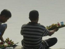 Ritual Malabuh: Tradisi Banjar Memberi Makan Buaya Gaib