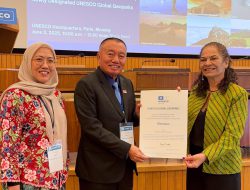 Kekayaan Alam Kalsel Diakui Dunia, Gubernur Kalsel H. Muhidin Terima Sertifikat UNESCO Global Geopark Meratus dari UNESCO di Paris