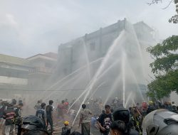Ruko Tiga Lantai Dekat STIH Sultan Adam Banjarmasin Dilalap Api, Stok Pakaian Olahraga Ludes Terbakar