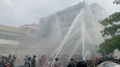 Ruko Tiga Lantai Dekat STIH Sultan Adam Banjarmasin Dilalap Api, Stok Pakaian Olahraga Ludes Terbakar