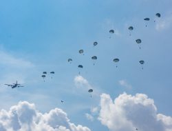 Gubernur H. Muhidin dan KSAU Marsekal TNI Tony Harjono Tinjau Aksi Hebat Prajurit-prajurit Angkat Udara di Langit Kalsel