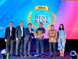 Konsistensi Kualitas Layanan Selama Lima Tahun Berturut-turut, Bank Kalsel Diganjar Golden Trophy dari Infobank-MRI