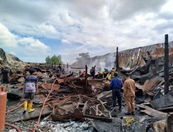 Gudang Golden 10 Kembali Terbakar, Diduga Akibat Aktivitas Pemotongan Besi