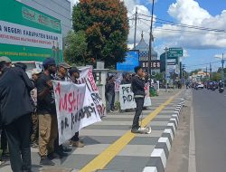 Mahasiswa Bersama Masyarakat Gelar Aksi Damai Bela Kakek Kahfi di Kejari Banjar