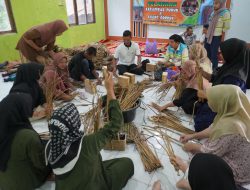 Warga Gulinggang Asah Kreativitas Lewat Pelatihan Kerajinan Tangan