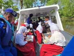 Sat Polairud Polresta Banjarmasin Ajak Anak-anak SD Membaca di Perpustakaan Terapung