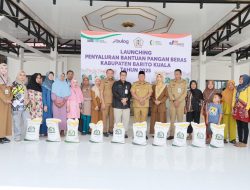 Bupati Barito Kuala Resmikan Penyaluran 139 Ton Beras untuk Warga Kurang Mampu