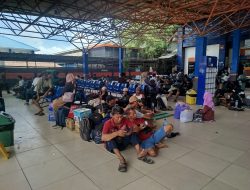 Pasca Tabrakan, KM Dharma Kartika II Tertunda Berlayar dan Penumpang Mengeluh