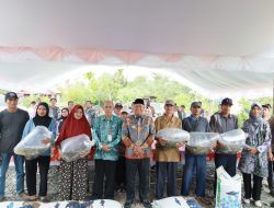 Dorong Ekonomi Warga, Bupati Batola Serahkan Bantuan Budidaya Ikan Patin di Anjir Muara