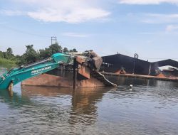 LCT Danau Mas Tenggelam di Sungai Alalak, Alat Berat Ikut Hanyut