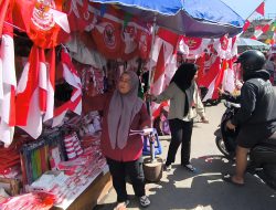 Meski Ramai Dicari, Pedagang Takut Jual Bendera One Piece