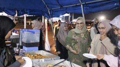 Ketua TP PKK Tanah Bumbu Tinjau Stand UMKM di Gerakan Aksi Serentak