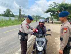 ​Ribuan Bendera Merah Putih Dibagikan Brimob Polda Kalsel di Tiga Wilayah
